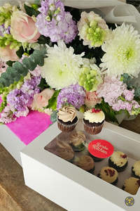 Bouquet with 12 Mini Cupcakes