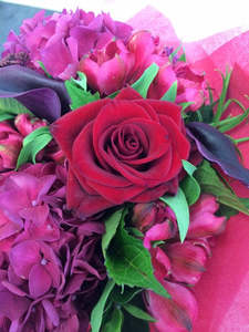 Valentines Day: Valentines Day Vintage glass vase with romantic posy