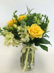 Bouquets: Mason jar with wild posy