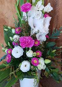 Arrangement in a ceramic pot