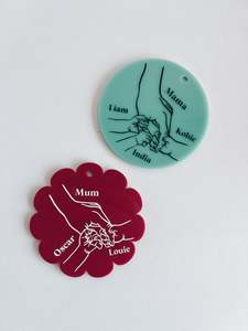 Mothers Day 24: Hand-holding keychain Circle