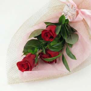 Romance Flowers: Three Red Roses