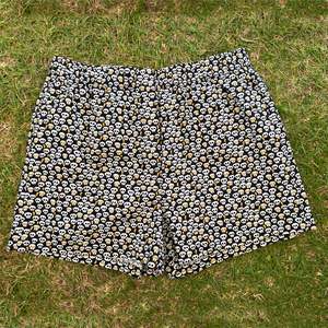 Moeraki Shorties - Black with White Skulls