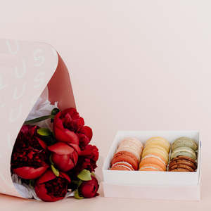 Peony Carrier + J'aime Les Macarons