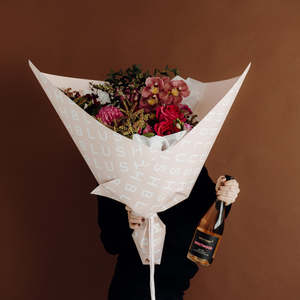 Romantic: Bouquet Wrap + SOHO wine