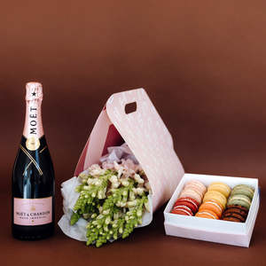 Seasonal Blooms Carrier + J'aime Les Macarons + Moët
