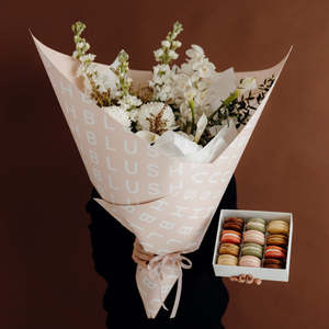 Romantic: Wrap Bouquet + J'aime Les Macarons