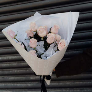 12 gorgeous Roses in a Wrap