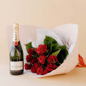 Romantic: 1 dozen Red Roses + Moët 750ml