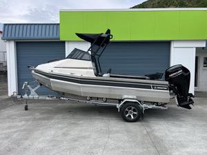 Products: Senator 500 Cuddy