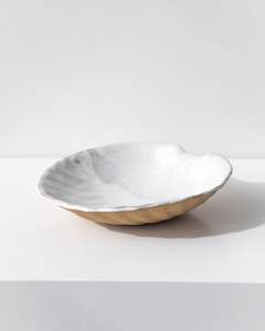 Ceramics: LARGE SPECKLED SHELL DISH
