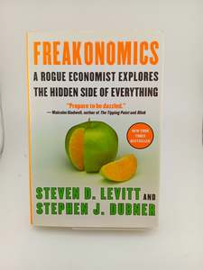 Economics: Freakonomics: A Rogue Economist Explores the Hidden Side of Everything by Steven D. Levitt, Stephen J. Dubner