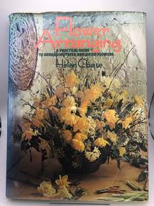 Flower Arranging: Flower arranging: A practical guide to arranging fresh and dried flowers by Helen Chase