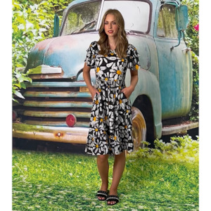 18: Daisy Printed Dress Black