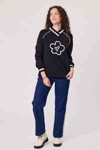18: Daisy V Neck Sweatshirt Black