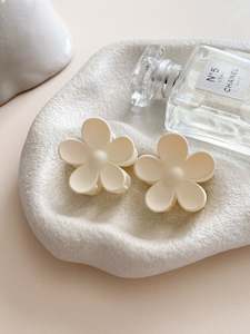 For Her: Mini daisy pair -Chalk