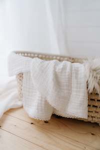 Baby: 6 Layer Muslin cotton blanket with scallop lace trim ®