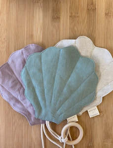 Clam shell teether ®