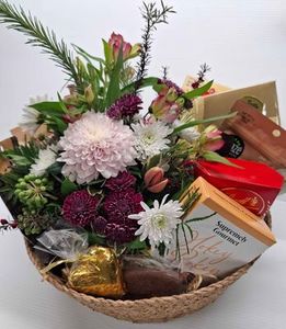 Products: Flowers and Chocolate Gift Hamper