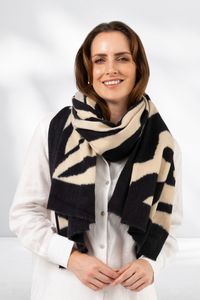 Cold: Stella and Gemma Zebra Heart Scarf Black Cream