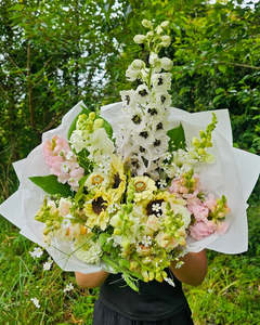 Bouquets: Classic Neutrals Seasonal Bouquet