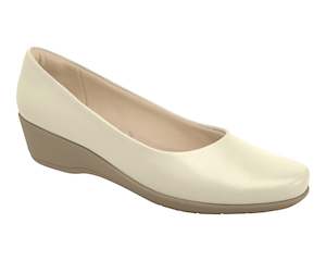 White: Stylish Off-White 3cm Wedge Business Shoe by Piccadilly – The Perfect Fusion of Elegance and Comfort Piccadilly Ref: 143133-282
