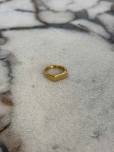 Mens: Classic Signet Ring Gold