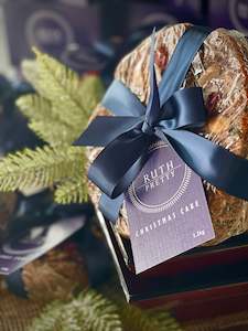 Christmas: Ruth Pretty Christmas Cake (small)
