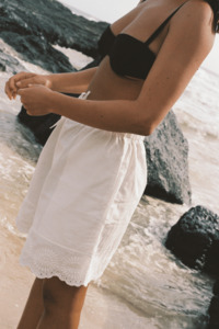 COMMONPLACE ESSENTIALS Alba Short - White SzL