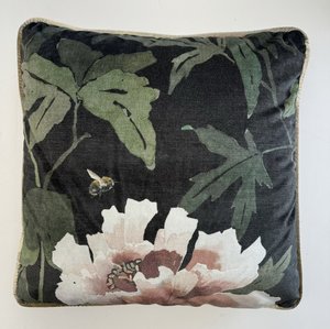 Peonia piped Velvet Cushion - Burlap & Bright