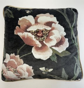 Peonia piped Velvet Cushion - Burlap & Bright