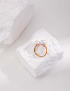 Rings: Pearl ring with an open design