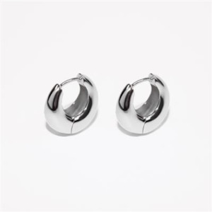 Silver Chains: Crescent Shaped Huggie Earrings - SS - 17mm