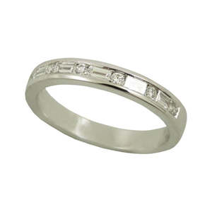 18ct white gold baguette band