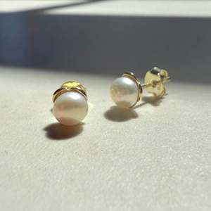 9ct Yellow Gold Freshwater White Pearl Flower Stud Earrings