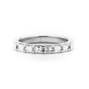 Wedding Rings Auckland: Platinum Carré cut diamond wedding ring