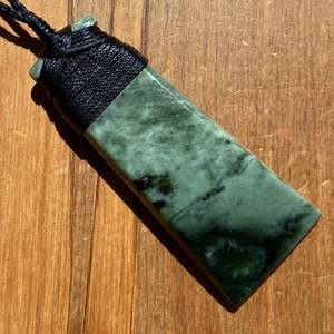 Pounamu Toki Pendant - Kawakawa