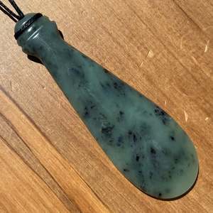 Pounamu Pendants: Pounamu Mere Pendant - Inanga