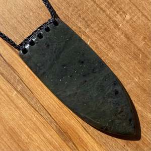 Kawakawa Greenstone Pounamu Niho Pendant
