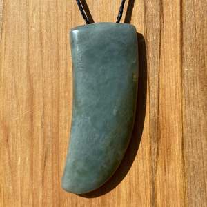 Pounamu Pendants: Inanga Greenstone Pounamu Niho Pendant