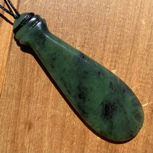 Pounamu Mere Pendant - Kawakawa
