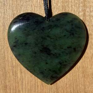 Pounamu Heart Pendants: Totoweka Greenstone Heart - Medium