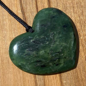 Kawakawa: Kawakawa Greenstone Heart Pendant - Small