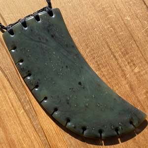 Kawakawa Greenstone Pounamu Niho Pendant