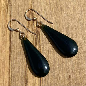 Kawakawa: Kawakawa Pounamu and Gold Roimata Earrings