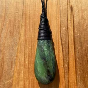 Pounamu Pendants: Pounamu Roimata - Kawakawa