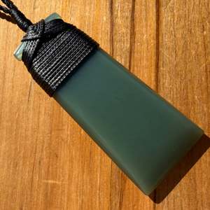 Pounamu toki pendant - Inanga