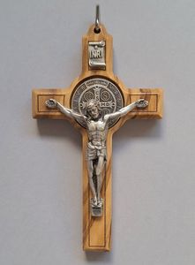 Crosses and Crucifixes Family Life Catholic Gifts: Olive Wood St Benedict – Made in Italy 8cm Family Life Catholic Gifts