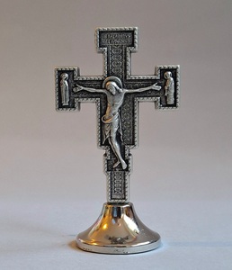 Crosses and Crucifixes Family Life Catholic Gifts: Standing Giotto Crucifix – 7cm Family Life Catholic Gifts