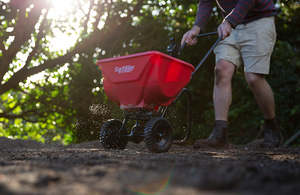 Lawn Garden Fertilisers: Prolawn Handy Seed & Fertliser Spreader
